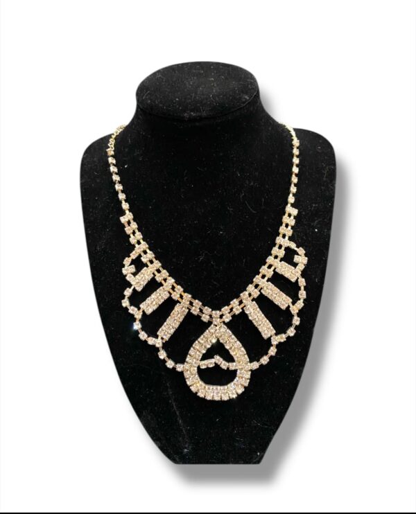 COLLAR CON FORMA Y LAGRIMA