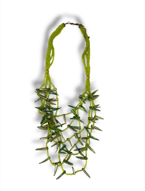 COLLAR CON PINCHOS
