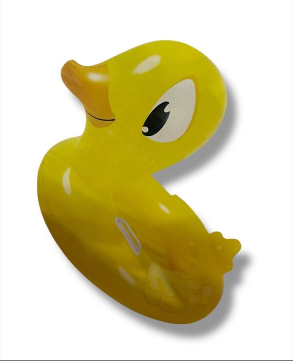 UN PATO POSA VASO